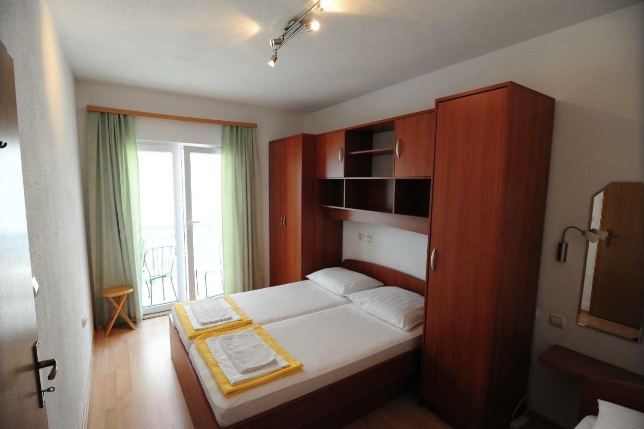 Apartments Knezevic Макарска Екстериор снимка