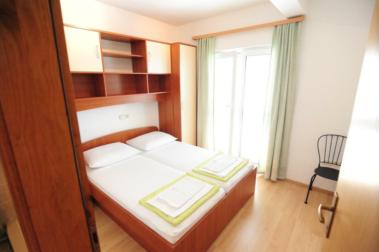 Apartments Knezevic Макарска Екстериор снимка