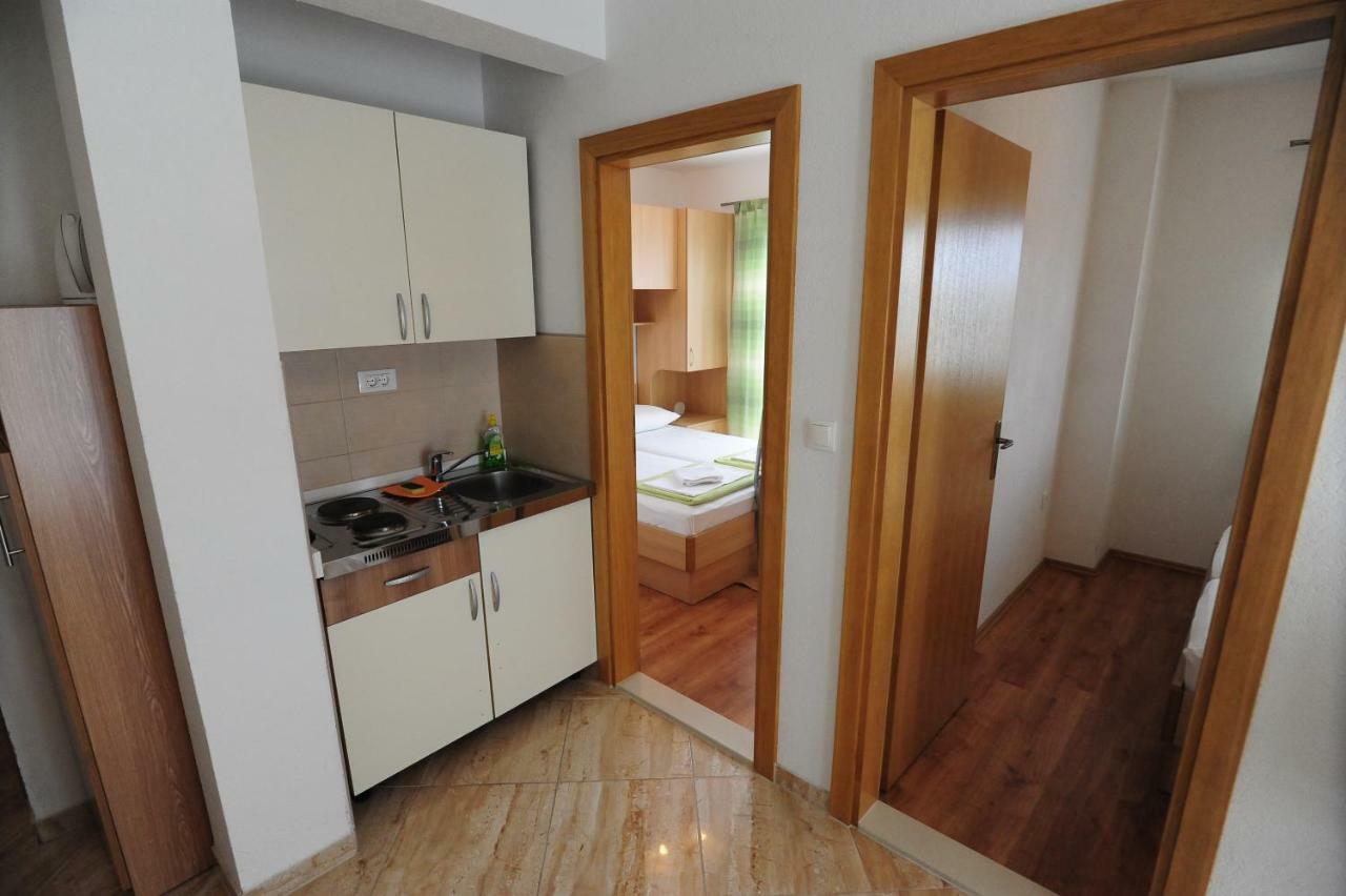 Apartments Knezevic Макарска Екстериор снимка