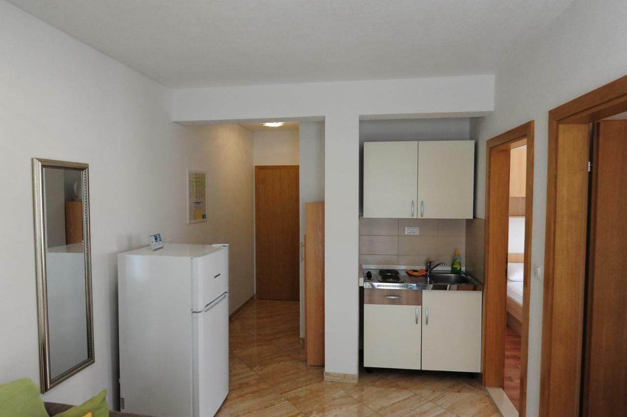 Apartments Knezevic Макарска Екстериор снимка