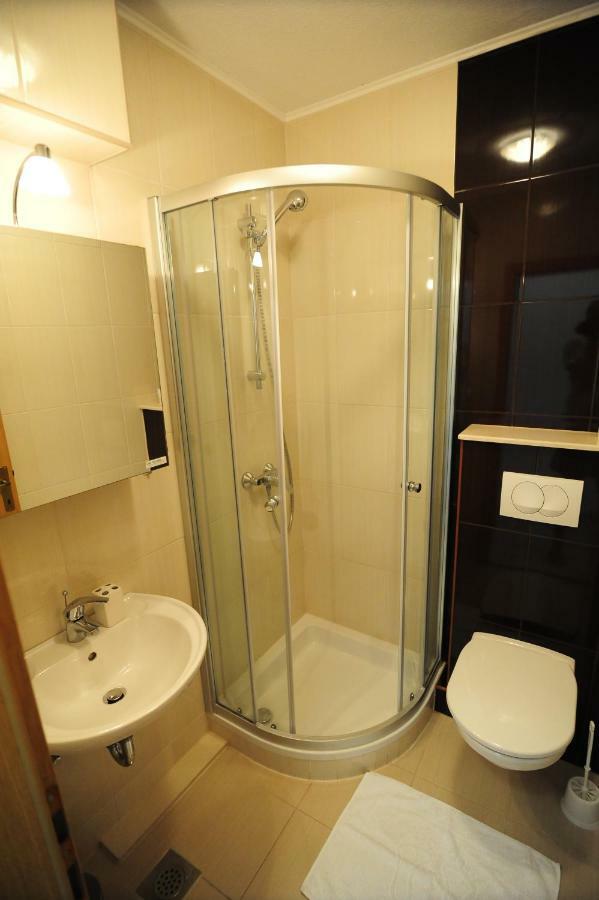 Apartments Knezevic Макарска Екстериор снимка