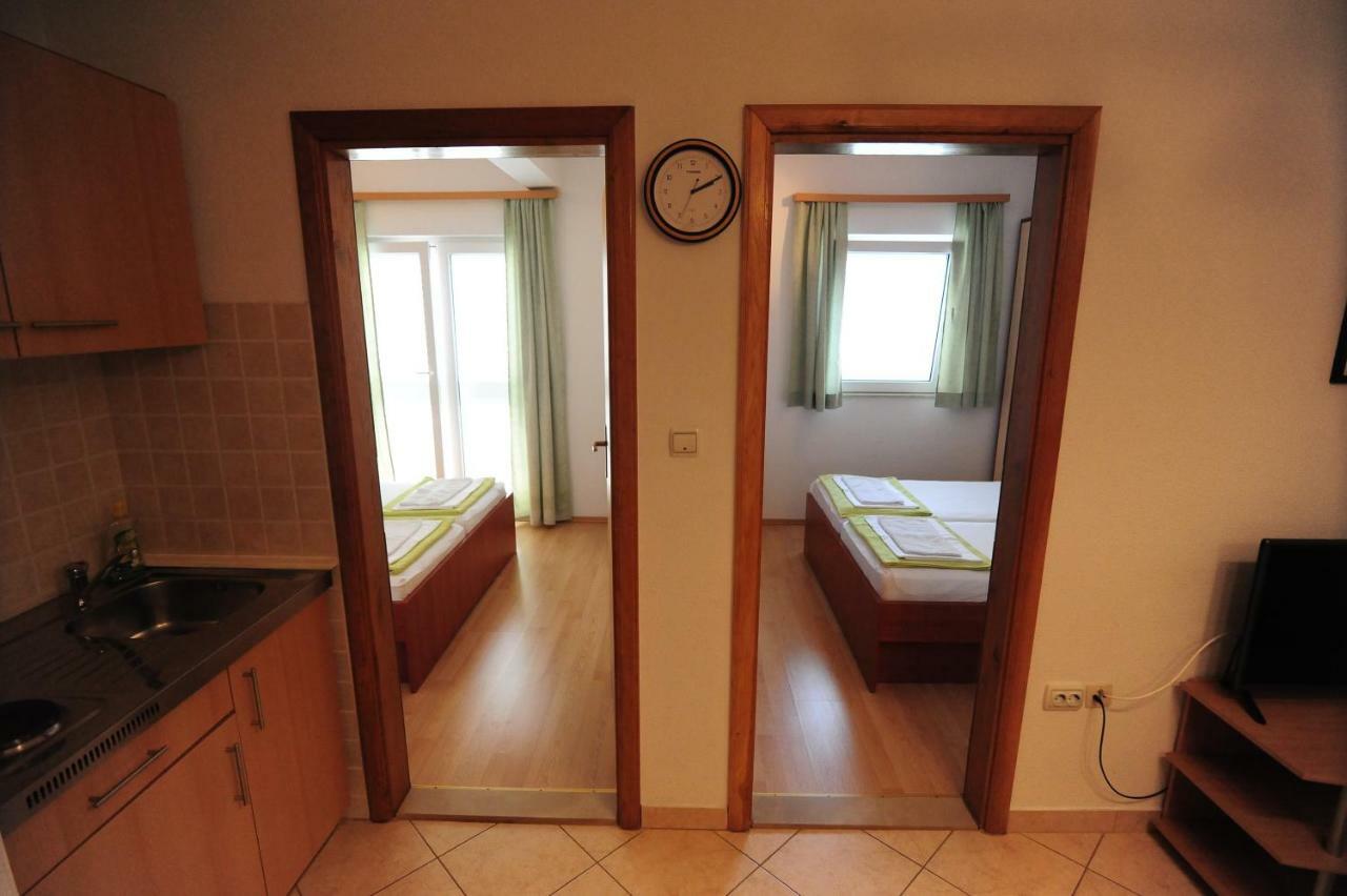 Apartments Knezevic Макарска Екстериор снимка